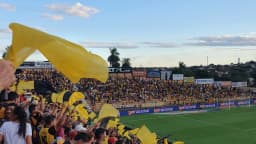 Torcida do Paysandu com bandeiras nas cores do clube em arquibancada