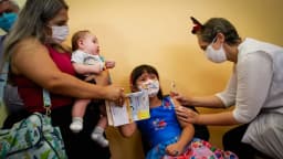 Criança recebe vacina em posto de saúde durante campanha de multivacinação em Campinas