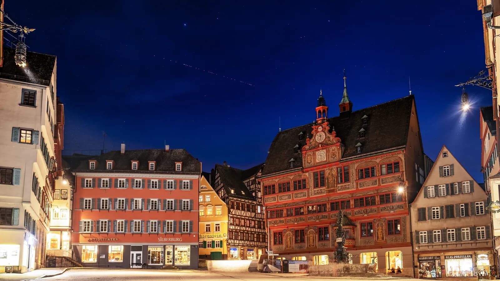 Trem de satélites Starlink cruzando o céu noturno sobre uma cidade europeia