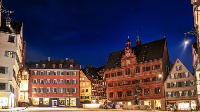 Trem de satélites Starlink cruzando o céu noturno sobre uma cidade europeia