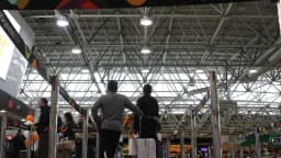 Passageiros em fila de embarque em aeroporto