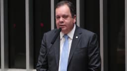 Deputado Elmar Nascimento discursa ao microfone no plenário da Câmara dos Deputados
