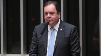 Deputado Elmar Nascimento discursa ao microfone no plenário da Câmara dos Deputados