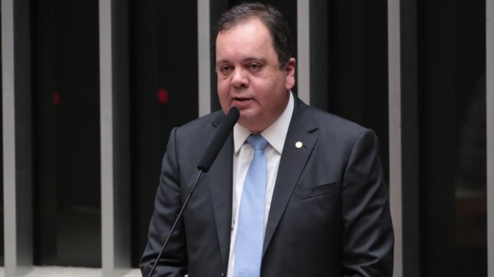 Deputado Elmar Nascimento discursa ao microfone no plenário da Câmara dos Deputados