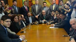 Eduardo Cunha recebe documento das mãos de Miguel Reale Jr. em evento em Brasília, foto de arquivo