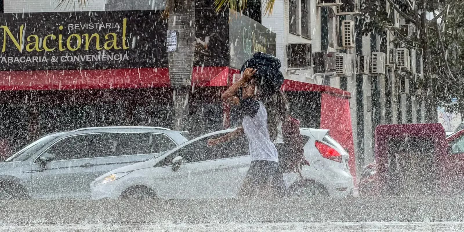 DF e 10 estados têm alerta laranja de chuva neste sábado — Assuntos: chuva, DF, estados, Inmet, Espírito Santo, Rio de Janeiro
