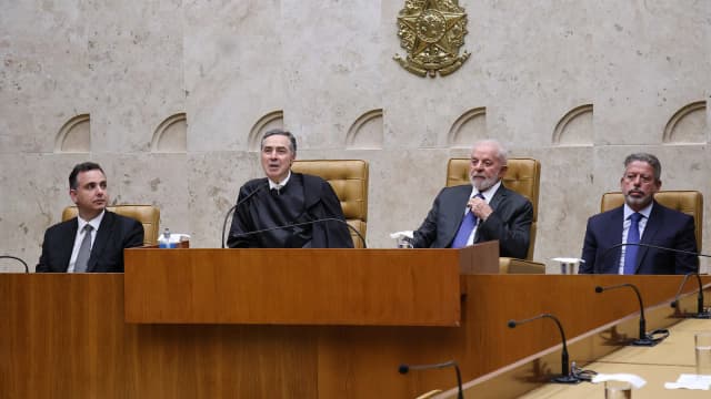 Sessão solene no plenário do STF com o presidente da Corte, Luís Roberto Barroso, o presidente Lula, o presidente da Câmara, Arthur Lira, e o presidente do Senado, Rodrigo Pacheco