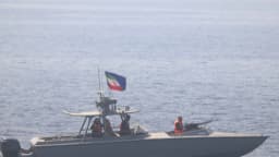 Embarcação da Guarda Revolucionária Islâmica do Irã navega com bandeira iraniana em águas do Golfo Pérsico