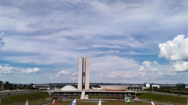 Vista aérea do Congresso Nacional, em Brasília, sob céu com nuvens