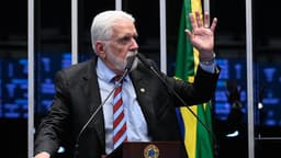 Senador Jaques Wagner discursa e gesticula com a mão erguida no plenário do Senado Federal