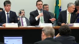 Audiência pública em Brasília sobre descontos ilegais em aposentadorias do INSS, com deputados e autoridades à mesa