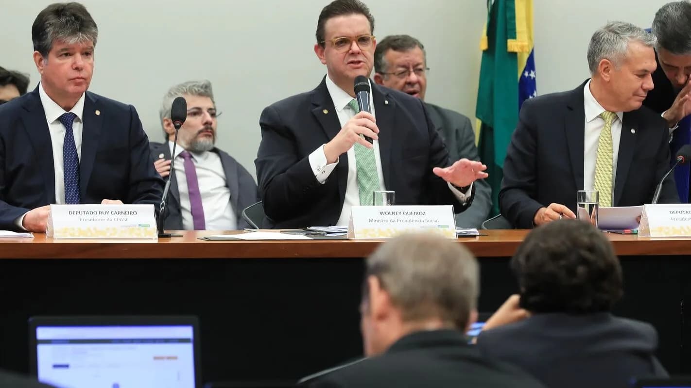 Audiência pública em Brasília sobre descontos ilegais em aposentadorias do INSS, com deputados e autoridades à mesa