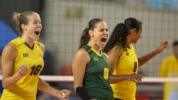 Jogadoras de vôlei feminino comemoram ponto em partida (foto de arquivo)