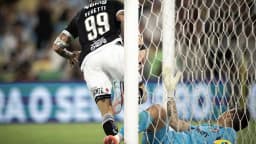 Vegetti, do Vasco, comemora gol contra o goleiro do Fluminense em jogo da Copa do Brasil (foto de arquivo)