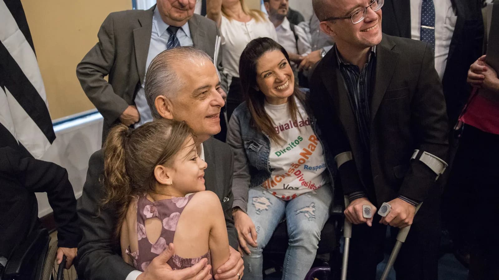 Pessoas com deficiência, incluindo usuário de cadeira de rodas e de muletas, em evento sobre acessibilidade e inclusão