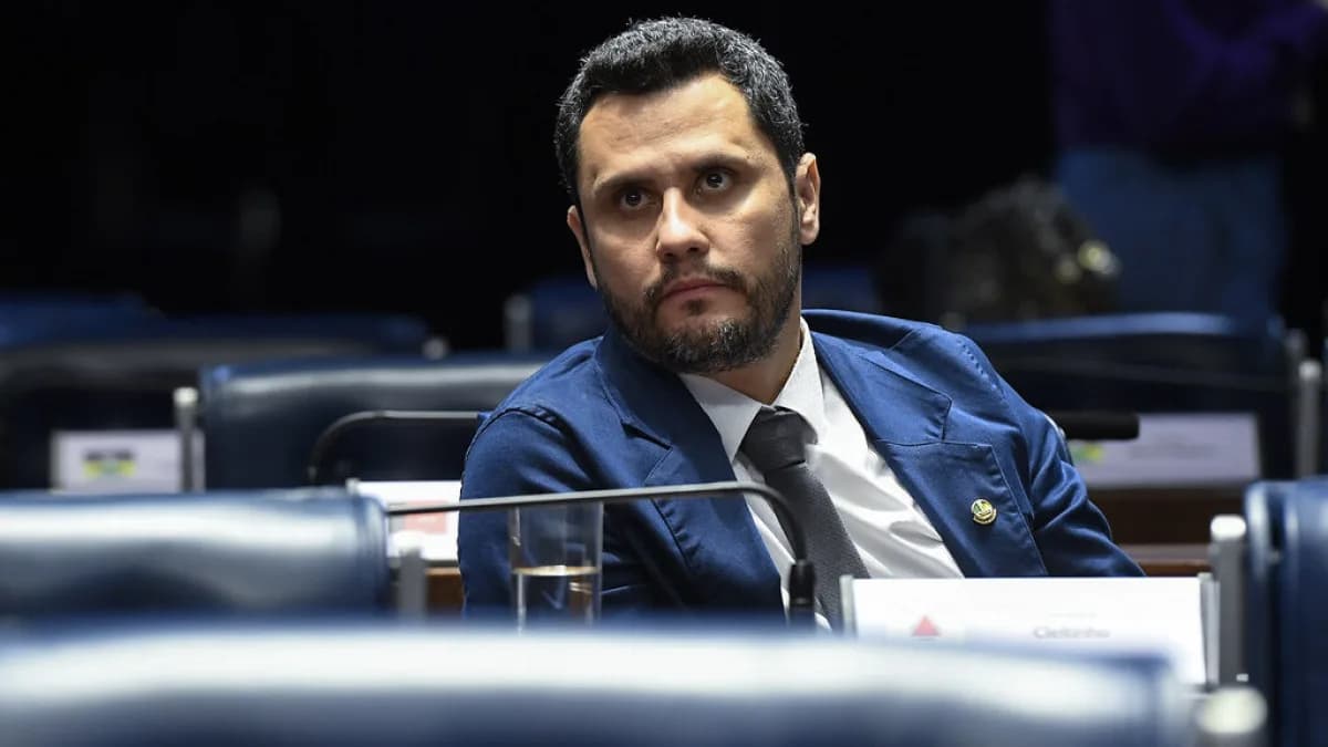 Senador Cleitinho Azevedo sentado em sua cadeira no plenário do Senado Federal