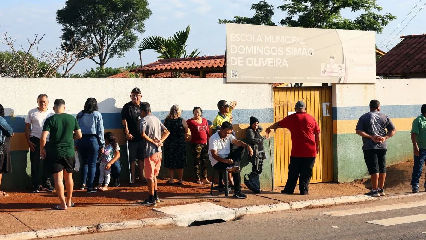 Fila de pessoas em frente a uma escola municipal, em foto de arquivo da Agência Brasil