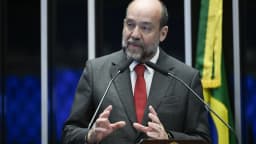 Senador discursa à tribuna do plenário do Senado Federal, em Brasília, foto de arquivo ilustrativa