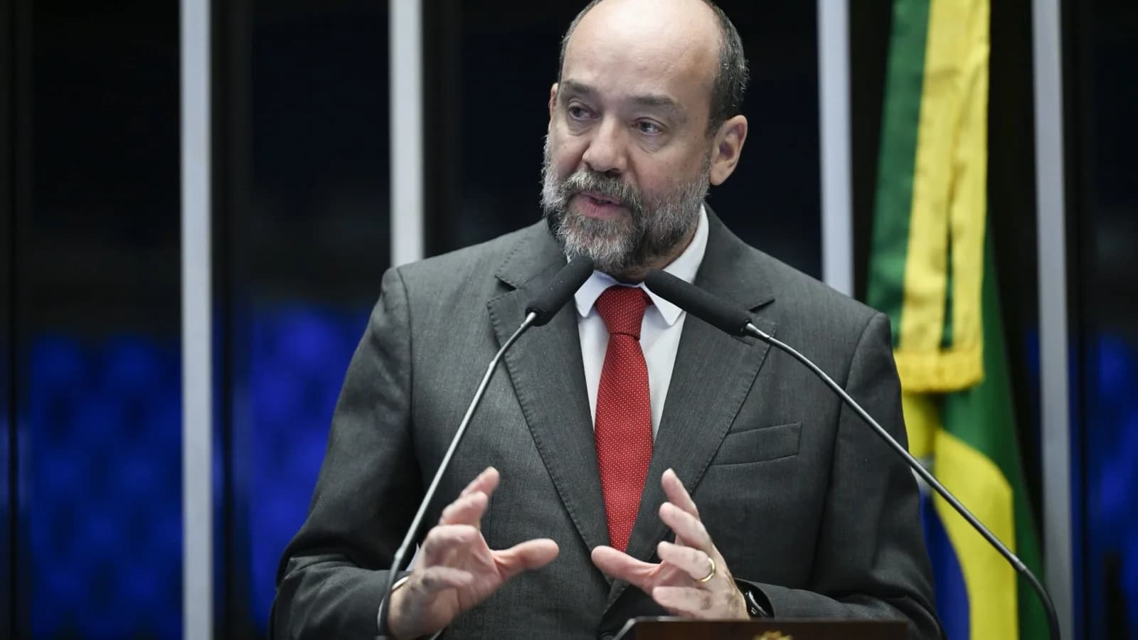Senador discursa à tribuna do plenário do Senado Federal, em Brasília, foto de arquivo ilustrativa