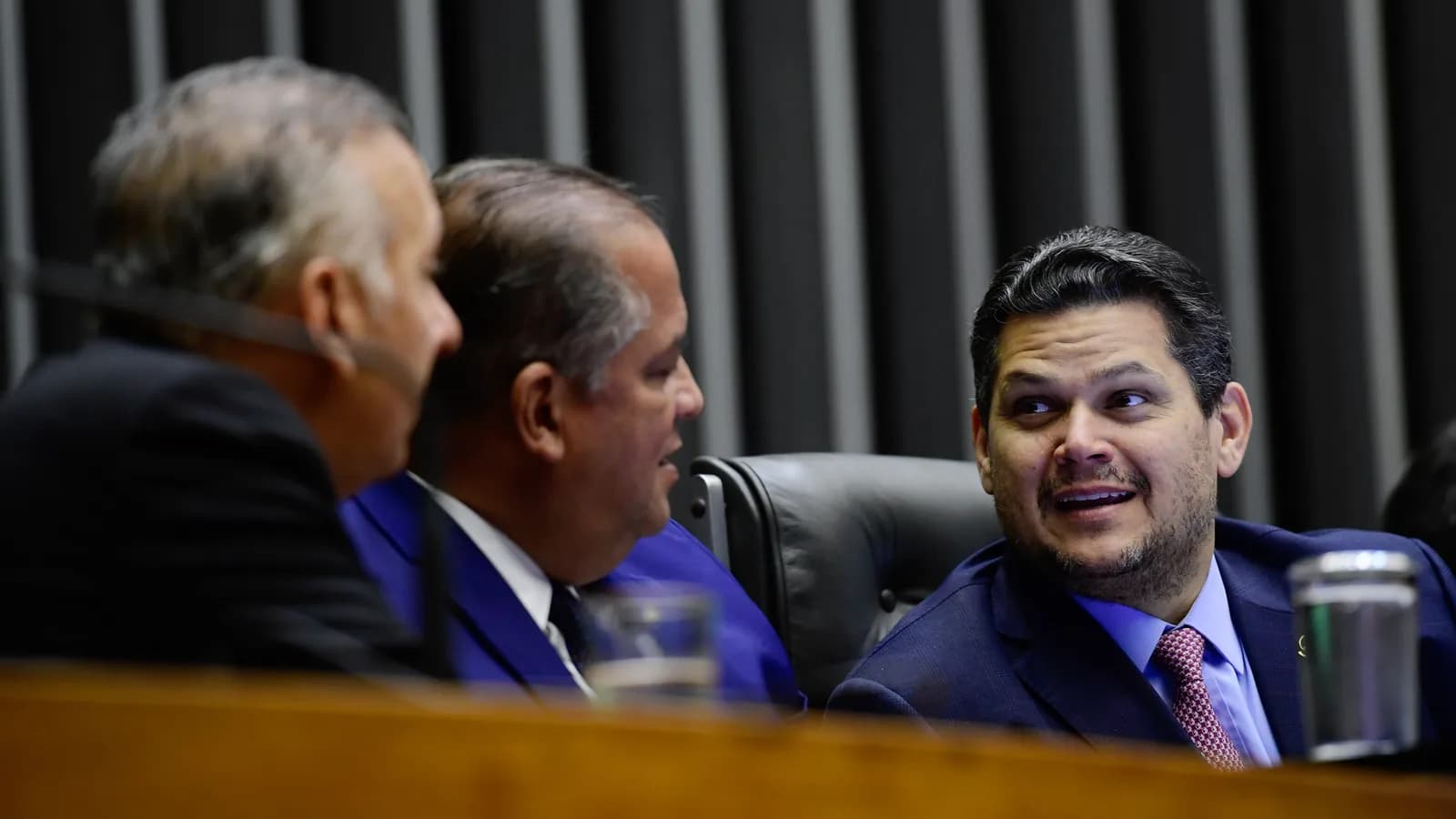 Parlamentares reunidos em sessão conjunta do Congresso Nacional