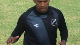 Wallyson em campo com a camisa do ABC, em foto de arquivo