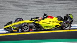 Rafael Câmara pilota carro amarelo da Invicta Racing na Fórmula 2