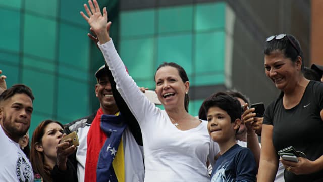 María Corina Machado acena para apoiadores em marcha na Venezuela