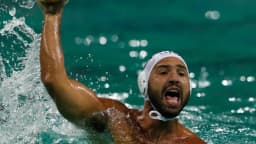 Jogador da seleção brasileira de polo aquático arremessa a bola durante partida (foto de arquivo)