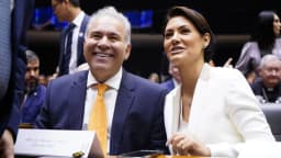 Michelle Bolsonaro sorri ao lado de deputado durante sessão na Câmara, em foto de arquivo