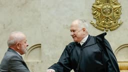 O ministro Edson Fachin, presidente do STF, cumprimenta o presidente Lula no plenário do Supremo, com o brasão da República ao fundo