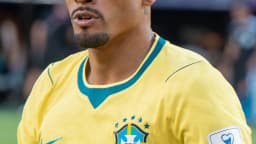 Raphinha com a camisa da Seleção Brasileira em campo