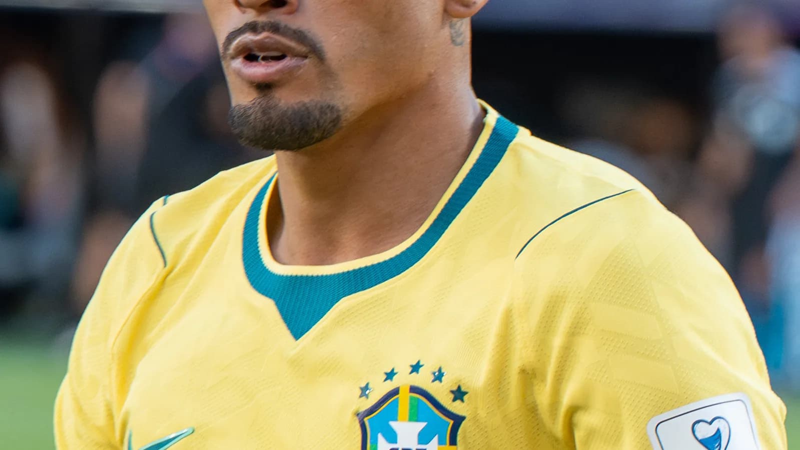 Raphinha com a camisa da Seleção Brasileira em campo