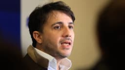 Renan Santos fala durante entrevista em ambiente interno, em foto de arquivo.