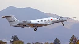 Jato Gulfstream G400 decolando, mesmo modelo usado por Flávio Bolsonaro na fuga aos Estados Unidos