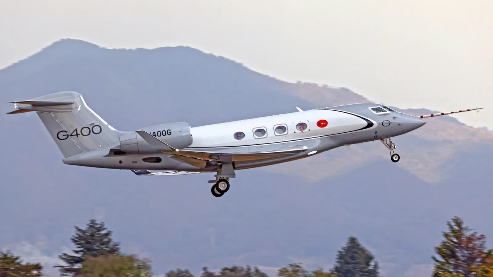 Jato Gulfstream G400 decolando, mesmo modelo usado por Flávio Bolsonaro na fuga aos Estados Unidos