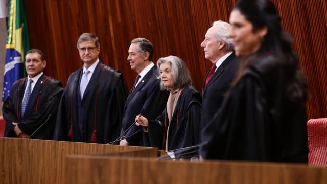 Ministros do TSE em cerimônia de posse no plenário da corte, em Brasília