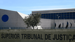 Fachada do Superior Tribunal de Justiça em Brasília, com placa de identificação em primeiro plano