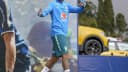 Jogador da Seleção Brasileira durante treino, uniforme azul, em foto de arquivo
