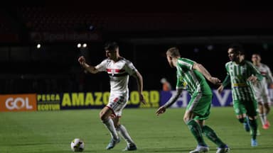 Jonathan Calleri, atacante do São Paulo, conduz a bola com a camisa do clube em foto de arquivo