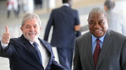 O presidente Luiz Inácio Lula da Silva sorri e faz sinal de positivo com o polegar