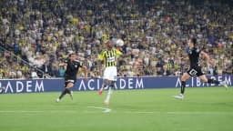 Anderson Talisca em ação durante partida pelo Fenerbahçe, com a torcida ao fundo