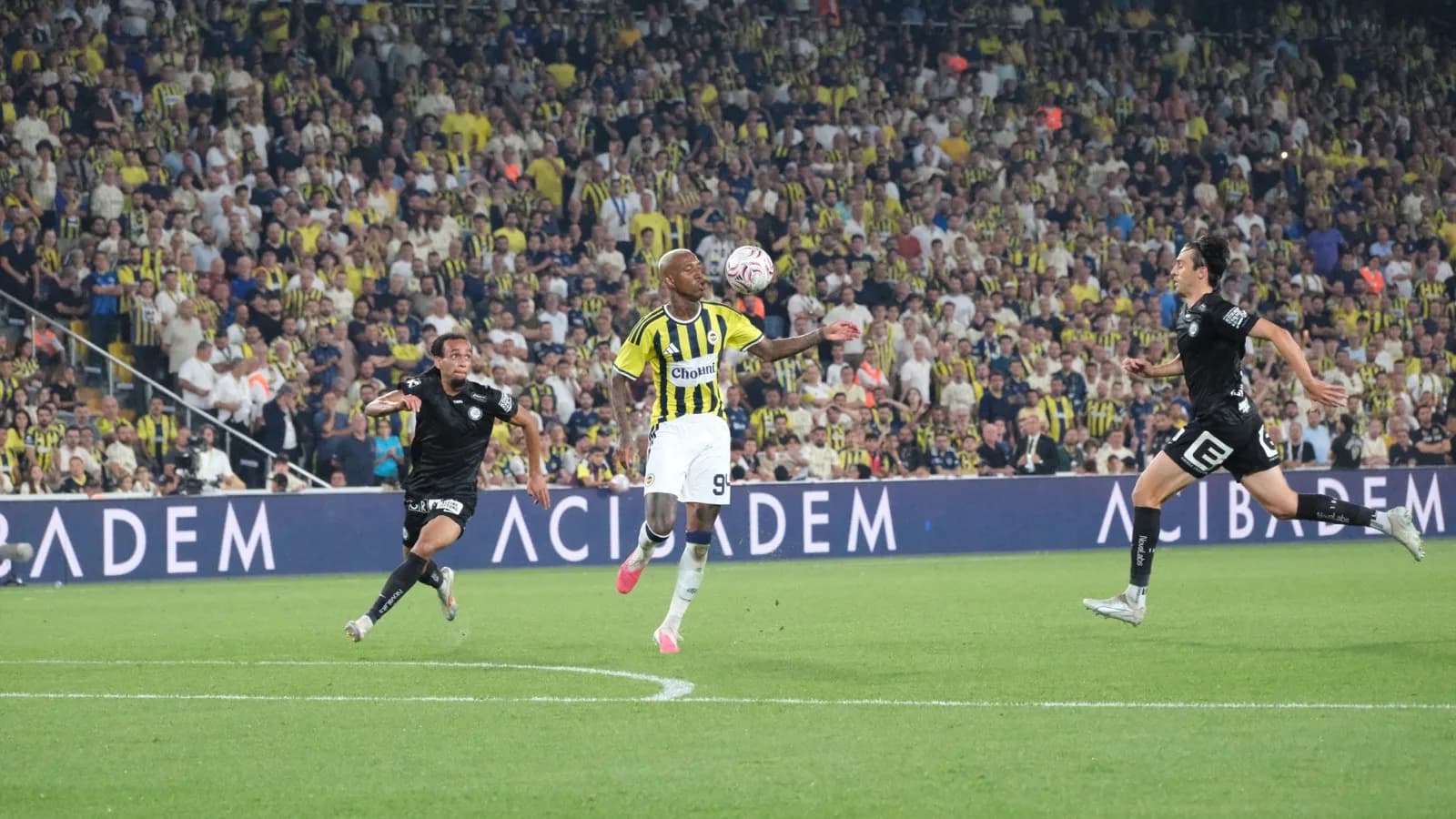 Anderson Talisca em ação durante partida pelo Fenerbahçe, com a torcida ao fundo
