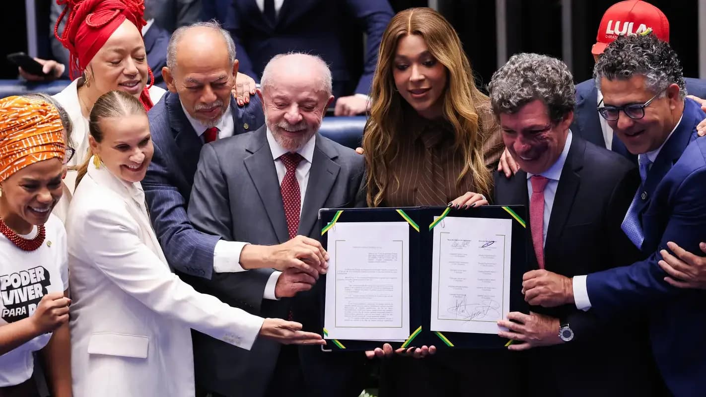Lula sorri ao lado de apoiadores durante cerimônia no Congresso Nacional que promulgou o fim da escala 6x1