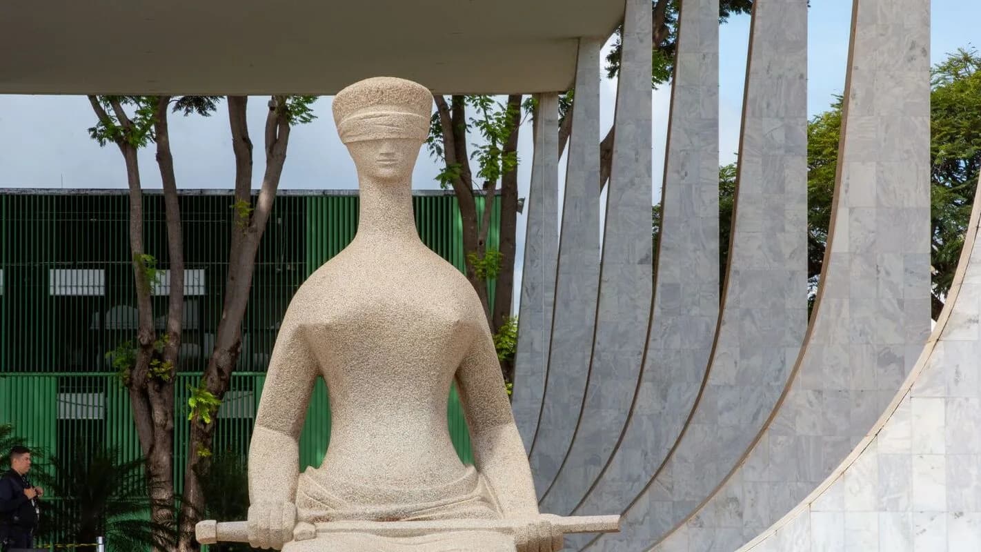 Estátua 'A Justiça' na fachada do Supremo Tribunal Federal, em Brasília