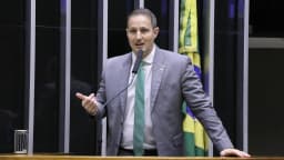 Deputado Guilherme Derrite discursa na tribuna da Câmara dos Deputados