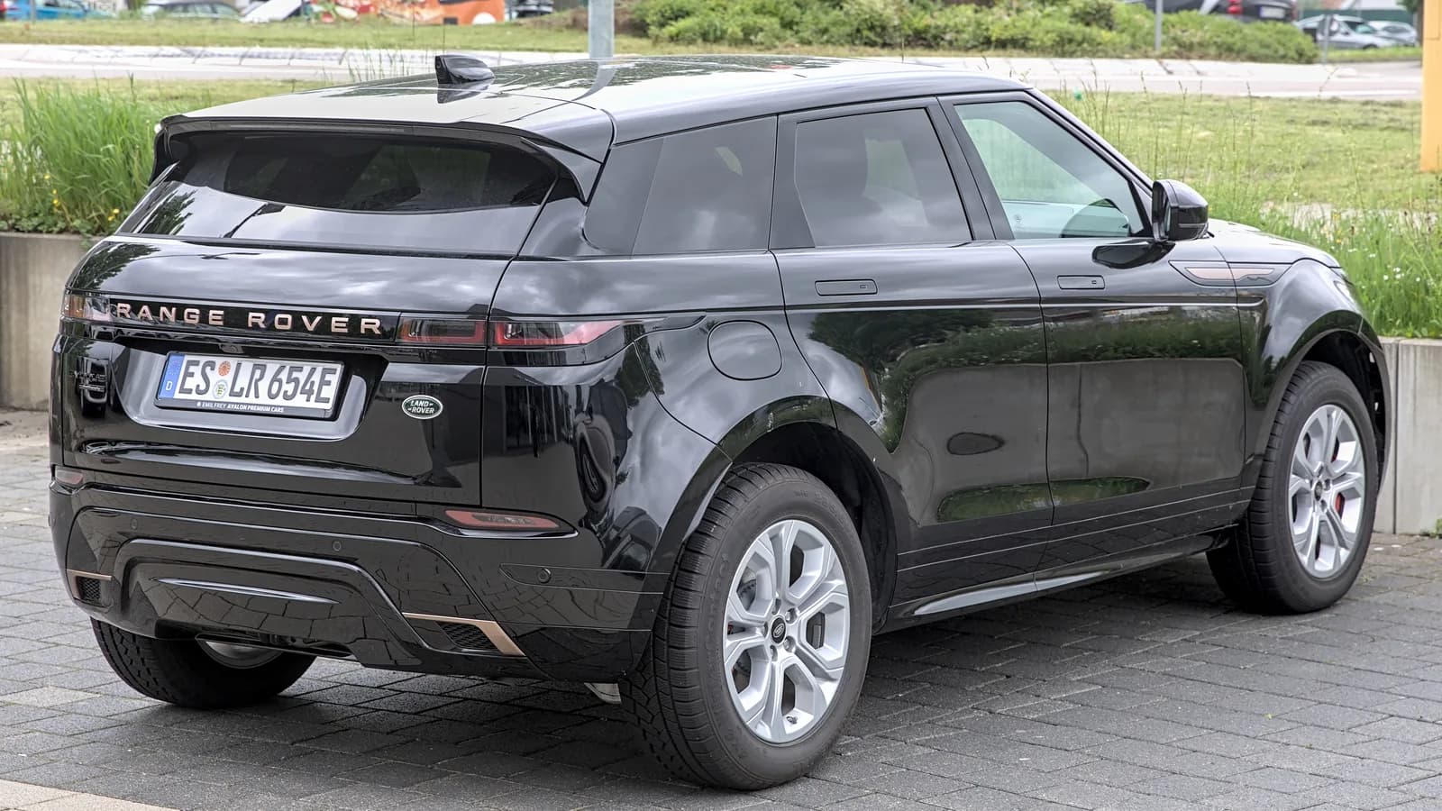 Range Rover Evoque preto visto de trás, modelo que era montado na fábrica da JLR em Itatiaia (RJ)