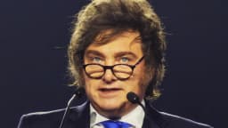 Javier Milei discursa em evento internacional, em foto de arquivo de março de 2026