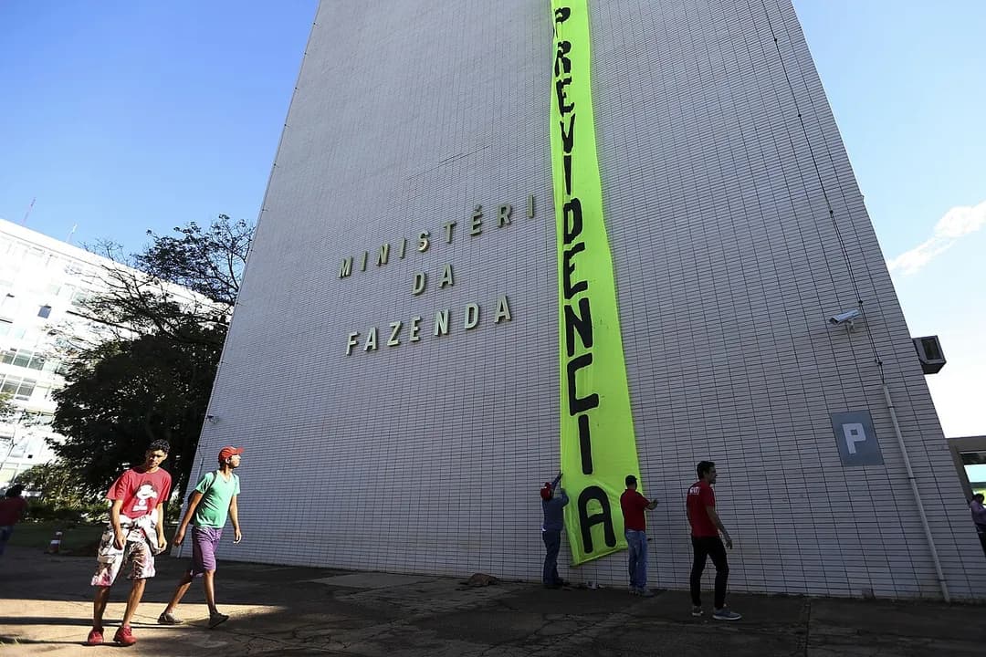 Integrantes de movimentos sociais ocupam o Ministério da Fazenda em protesto contra as reformas trabalhistas e da Previdência Social.