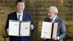 Presidente Lula e o presidente chinês Xi Jinping seguram pastas de acordo assinado entre Brasil e China