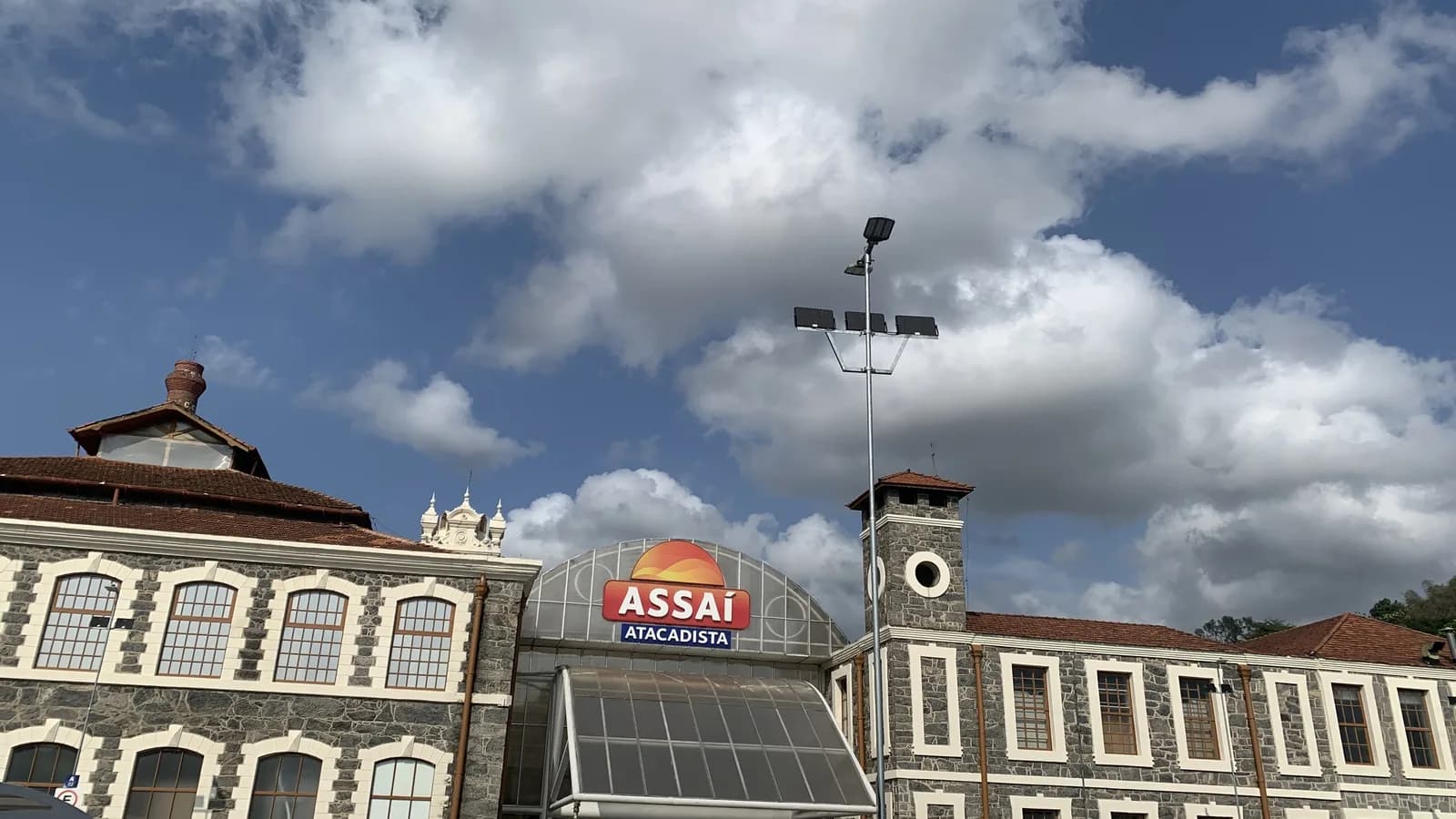 Fachada de loja de supermercado Assaí Atacadista no Brasil